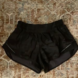 Lulu lemon hotty hot 2.5 short camo size 0